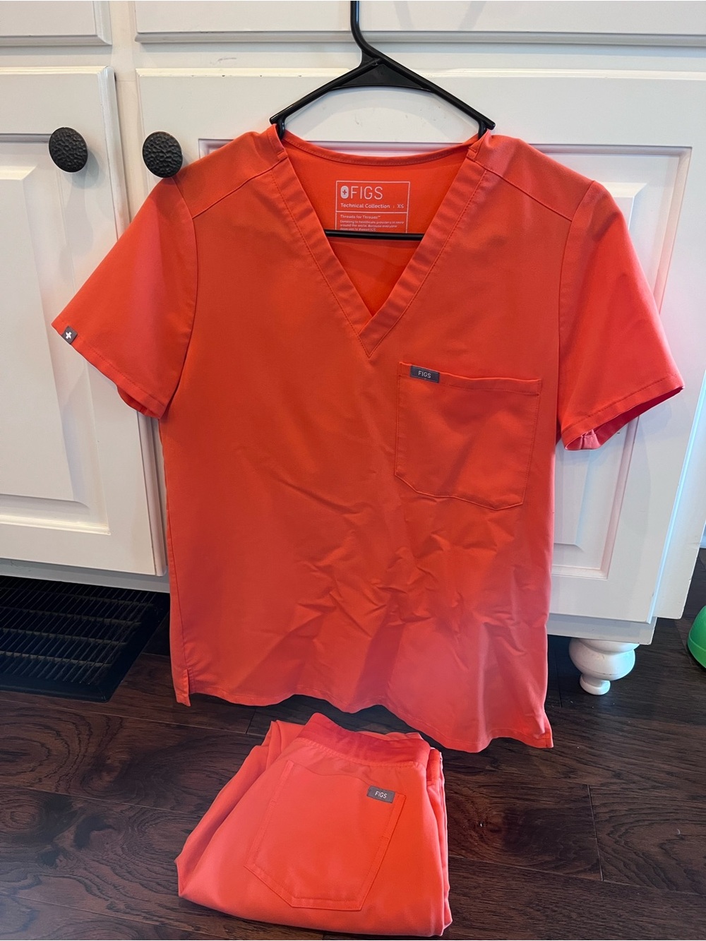 XS / XS Petite Pants - Figs Women's Short Sleeve Scrub Set in Coral Orange